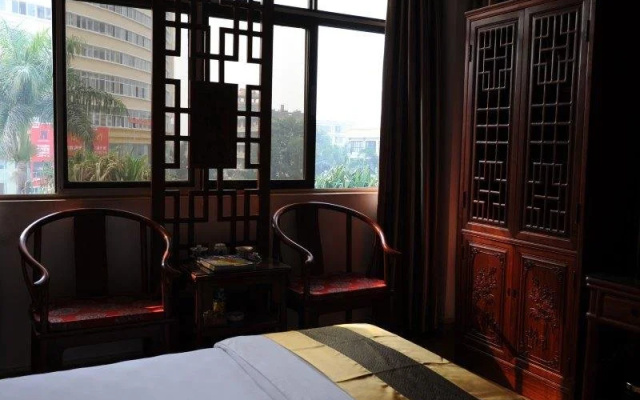 IU Hotel Ruili Nanmao Street