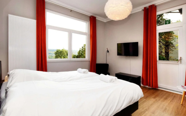 Affluent Holiday Home in Spa with Hot Tub, Garden, Sauna