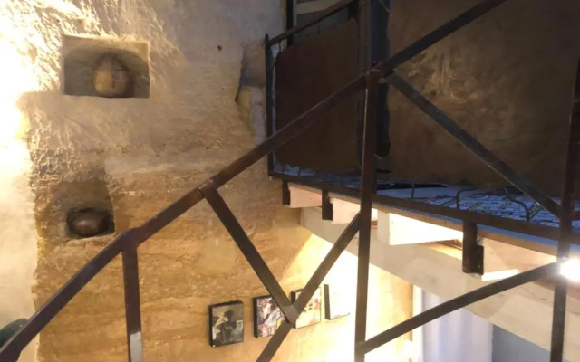 Troglodyte Loft 2