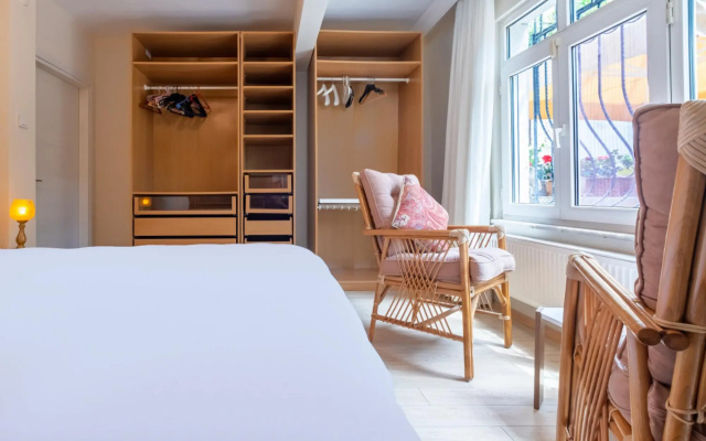 Flat with Garden Close to Coast in Uskudar