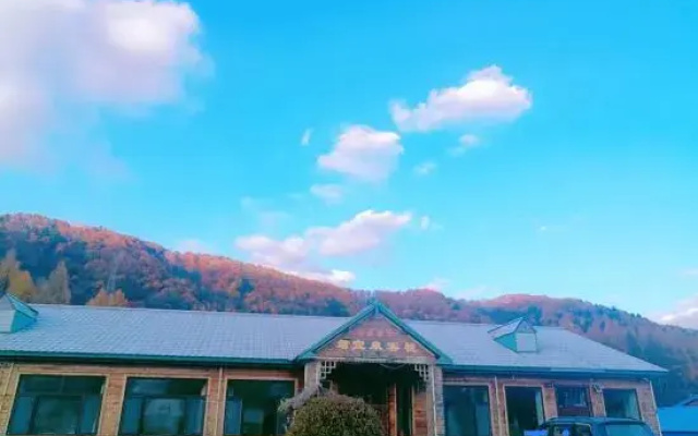 Xuegu Junbao Inn (China Snow Valley Scenic Area)
