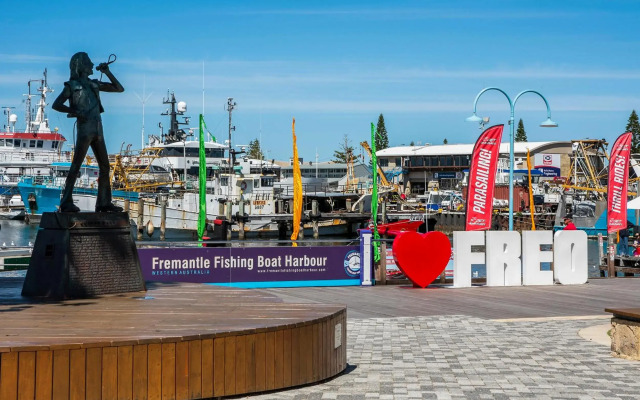 Apartment 201 - Fremantle studio apartment with ocean and harbour views