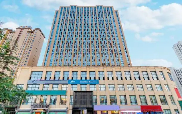 Homeinn Selected Hotel (Urumqi Convention Wuyue Plaza)