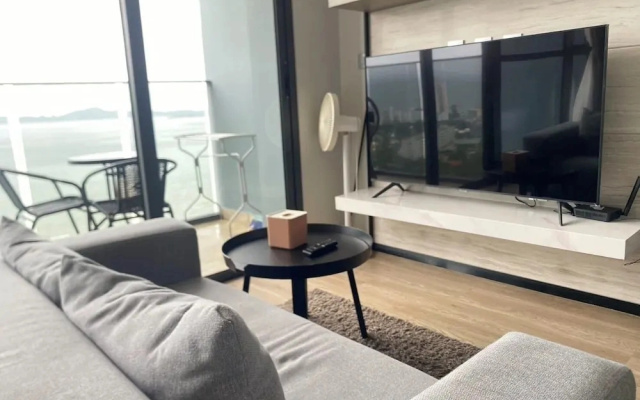 Stunning Sea View Condo -next To Beach