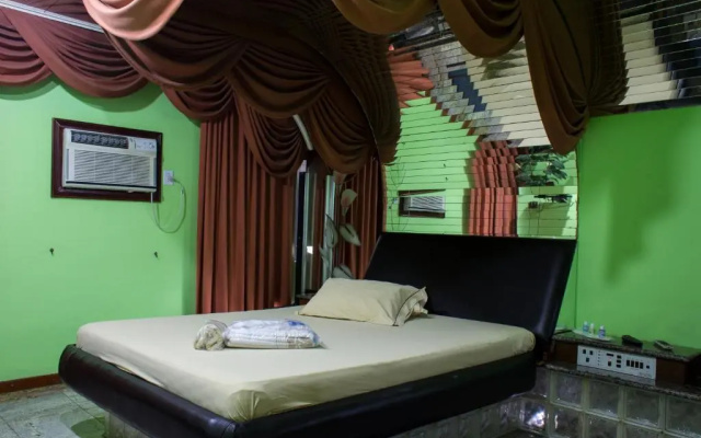 Motel Caricia (Только для взрослых)