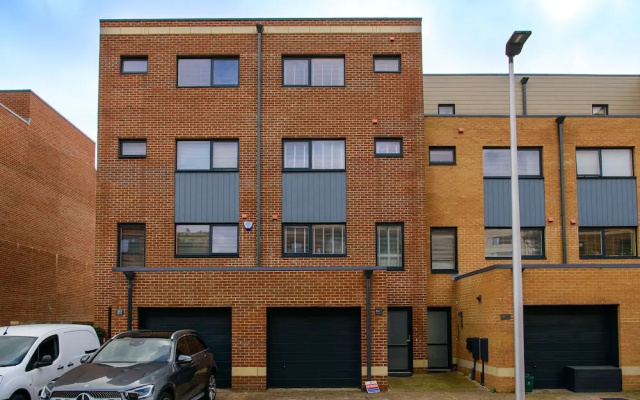 Just Stay Wales - Waterfront Townhouse