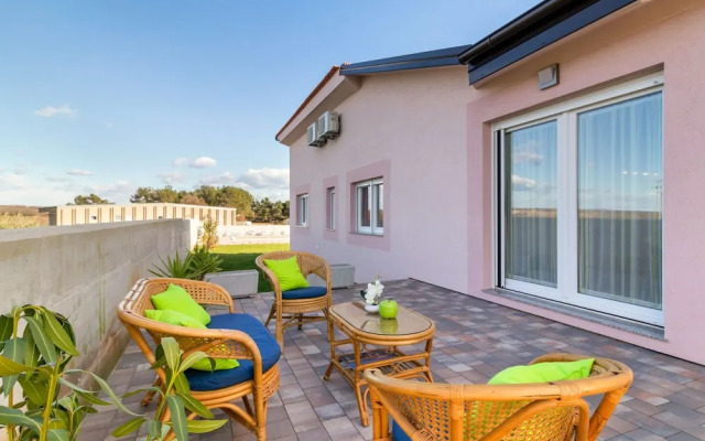 Serene Holiday Home in Novigrad with Private Pool
