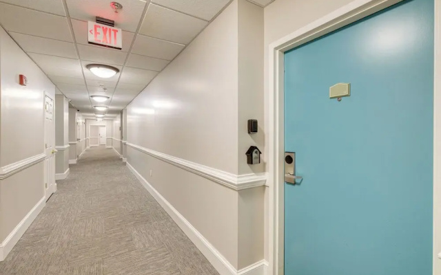 Top-floor Balcony & Serene Views: Huddleston Condo