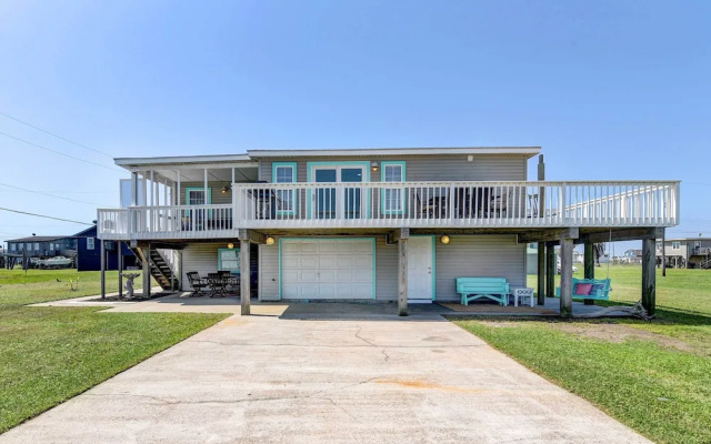 Walk to Beach: Charming Home w/ Deck in Galveston