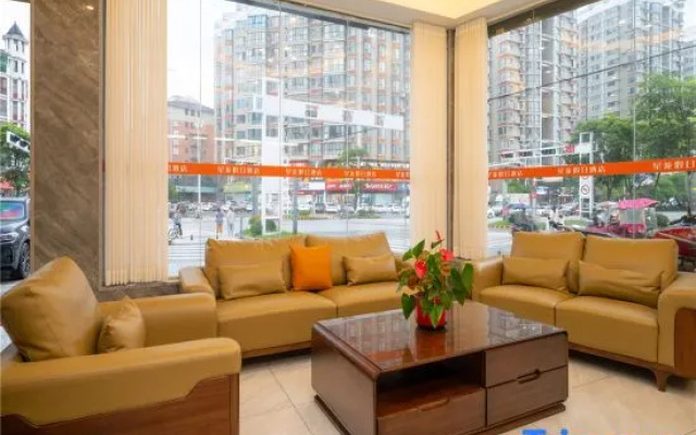 Xinglong Holiday Hotel (Liling Liquan Road Railway Station)