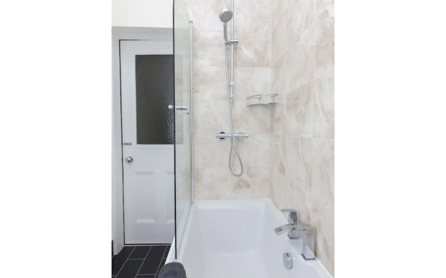 Spacious 2-br Flat for 4 in Morningside