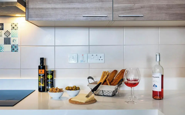 Marathon Beach Apartment - Sea View, Shared Pool