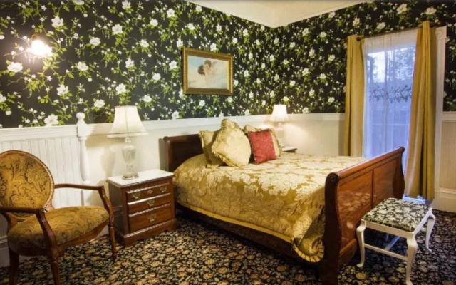 Gingerbread Mansion Inn