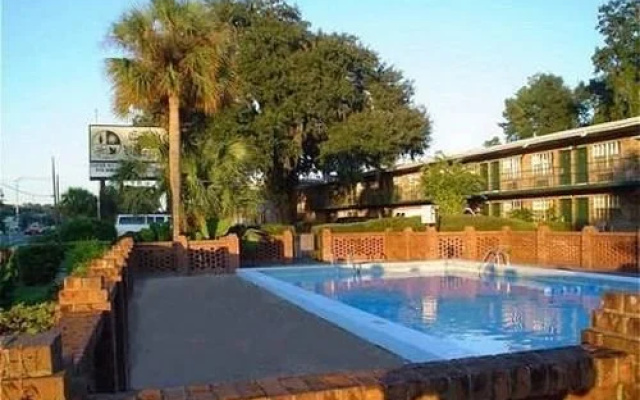 Collegiate Village Inn