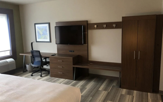Holiday Inn Express & Suites Madison West Middleton