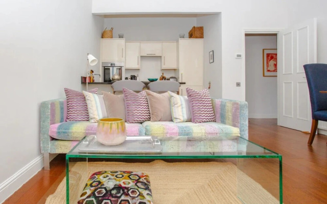 Stylish 2 Bedroom Apartment in Affluent Earls Court
