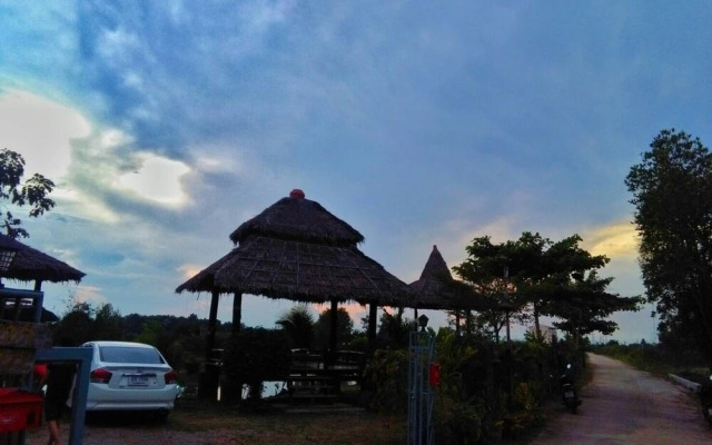 Saeng Tai Amphawa Resort