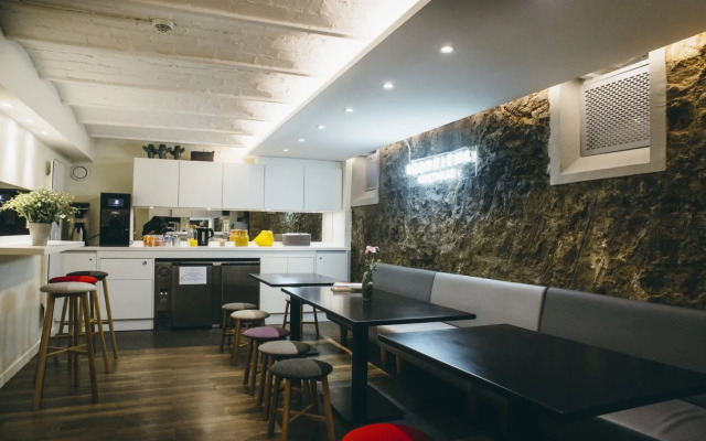 Beautiful Belleville Hostel & Hotel