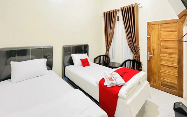 RedDoorz @ Gunari Guest House Merek Karo