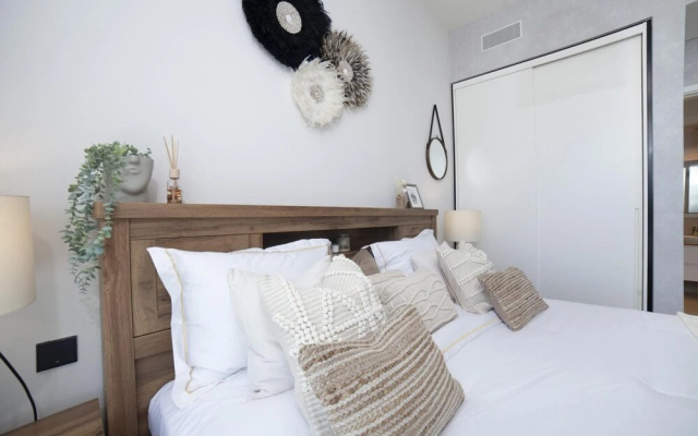 Modern Boho 1BR Sleeps4 Balcony Pool Gym Dxbhills