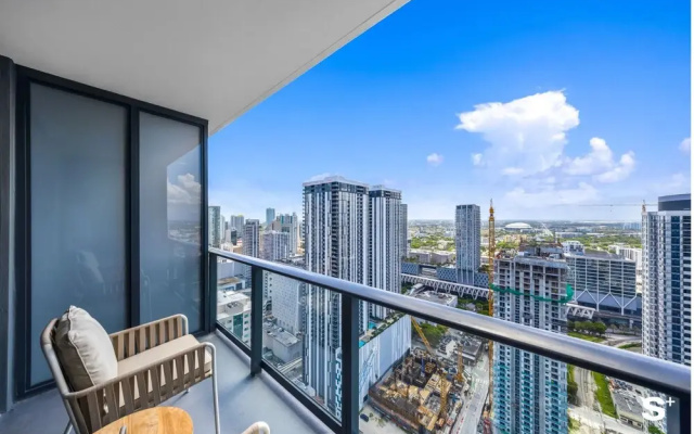 Luxe 1-BR with Stunning Downtown Views
