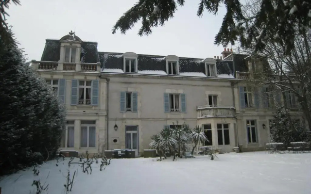 Logis Hôtel Les Maréchaux