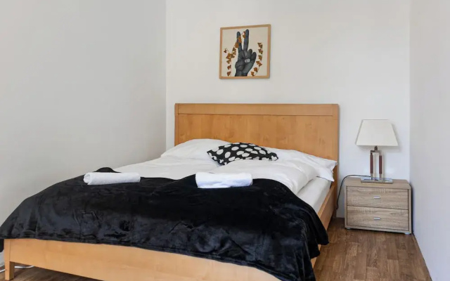 Lovely 2BR Apt Near Downtown