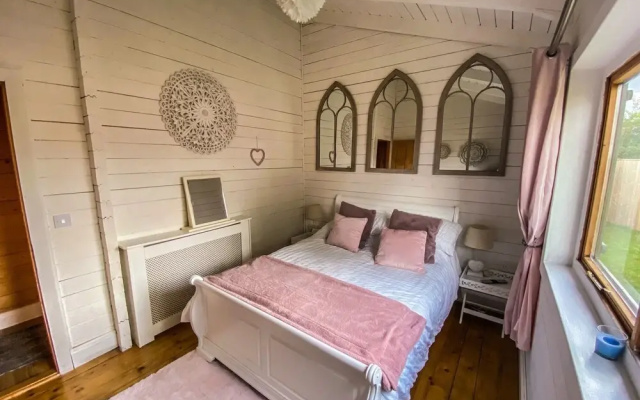 Sleeps6- Hot Tub- Pet Friendly- Log Burner