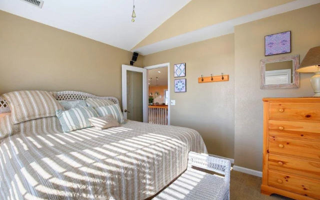 Stone's Throw - 5 Br Home