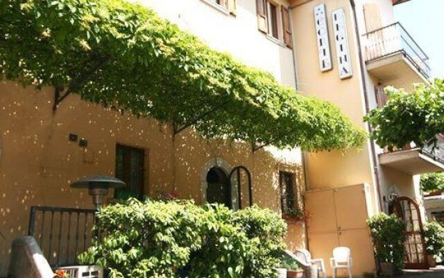 Hotel Corte Regina in Sirmione, Italy from 125$, photos, reviews - zenhotels.com hotel front