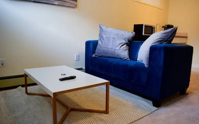 Cosy 2 Bedroom Lower-level Suite