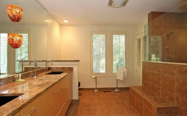 7 Edgewater Ally