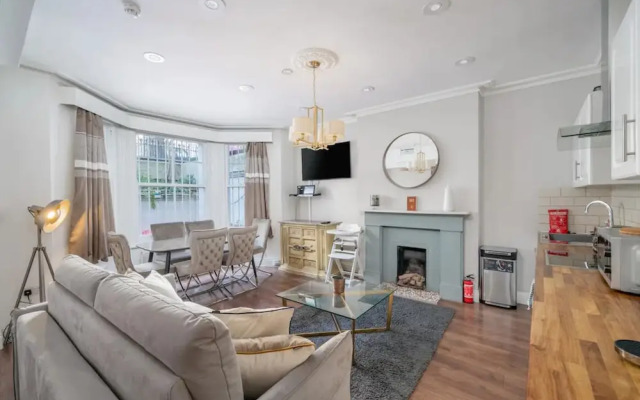 Bright and Modern 2 Bedroom Apartment in Earl's Court