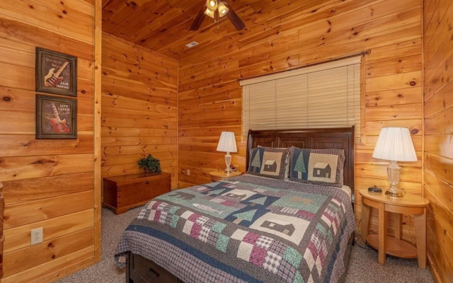 Spacious Party Hut Near Attractions by Redawning