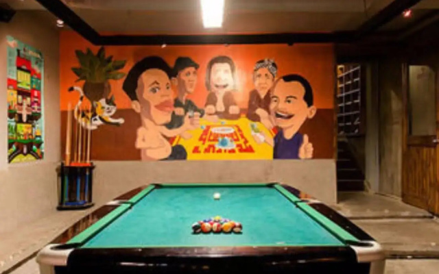 Yolo Hostel n Bar