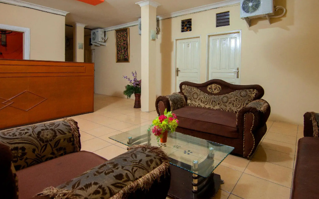 OYO 2045 Hotel 211