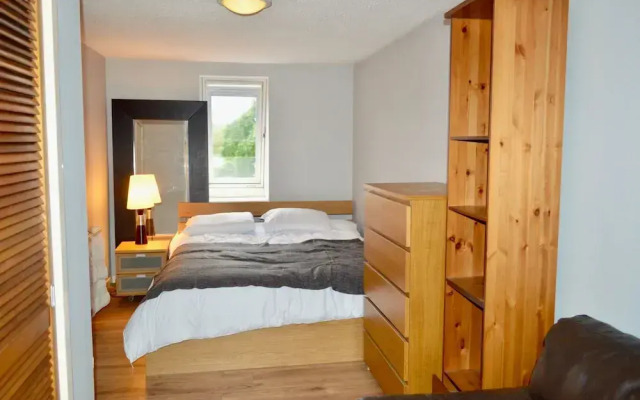 Spacious and Light 3 Bedroom Flat in Scenic Canonmills
