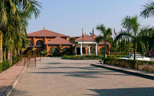 Отель Lumbini Garden New Crystal Непал, Лумбини - отзывы, цены и фото номеров - забронировать отель Lumbini Garden New Crystal онлайн парковка