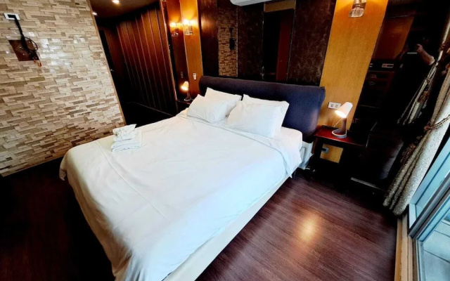 2D - 3 Bedroom Downtown Apartment With Shared Pool