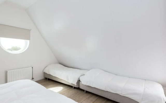 Lovely Holiday Home in Ouddorp Near Lake