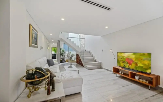 Luxurious New House Hidden Near Central CBD