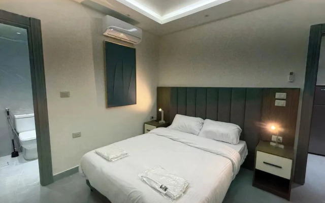 004 JRE Apartment With Stunning Boulevard Veiw