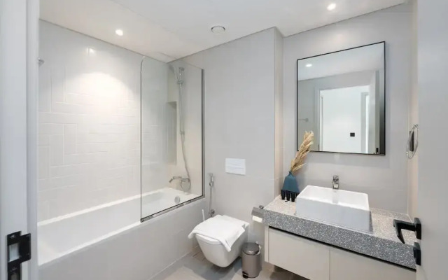 Serene 1BR w Private Palm View Balcony