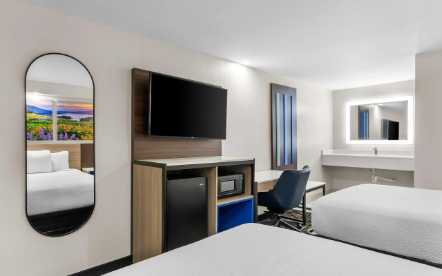 Days Inn by Wyndham Indianapolis East Post Road