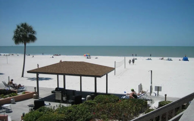 Mariner Beach Club