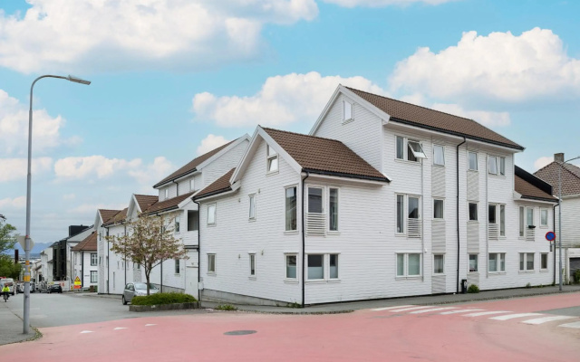 Central top floor apartment