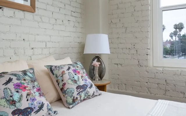 Charming Studio near Downtown! CDC Sanitized!