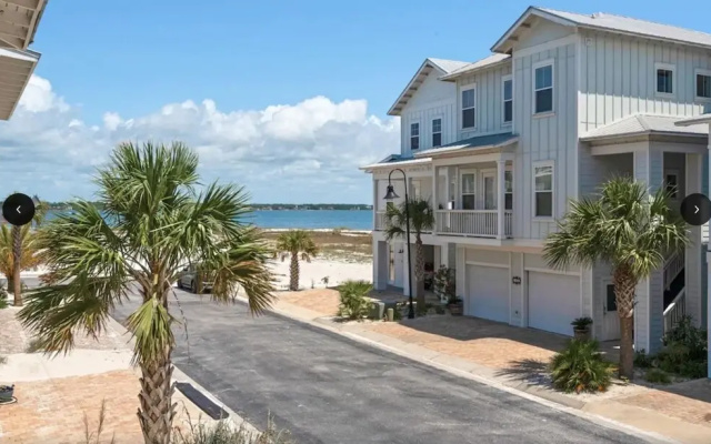 Sunset View 4 Bedroom Home by RedAwning