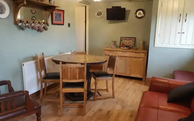 2 Bed Flat - Sleeps 3 - Parking - Wifi