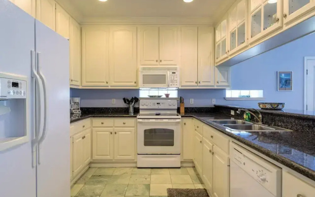 Quiet Townhome Close to Beach With Private Pool!
